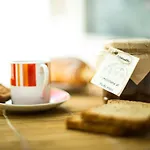 Bed & Breakfast Guest Art 4*